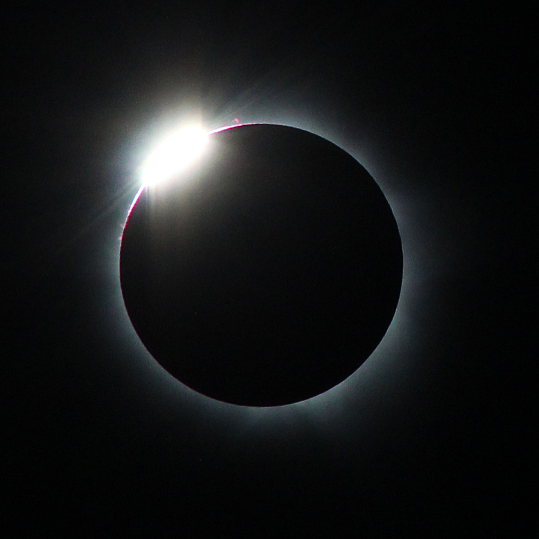 Una de las vistas más hermosas asociadas con un eclipse solar total es el anillo de diamante. Aparece justo antes del inicio de la totalidad, cuando un único punto brillante de luz solar -el diamante- brilla a través de un profundo valle en el borde de la Luna (su limbo) y la corona interna -el anillo- se vuelve visible. Cuando el diamante desaparece, es seguro retirar los filtros solares. Un segundo anillo de diamante aparece al final de la totalidad, cuando un valle profundo en el lado opuesto de la Luna en retirada expone una sola perla de luz solar brillante que comienza a desvanecer la corona. ¡Vuelve a ponerte los filtros!